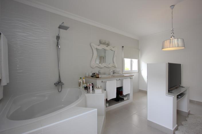 Image No.11-4 Bed Villa / Detached for sale