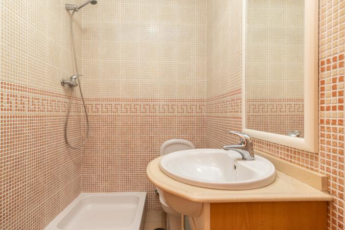 Image No.12-5 Bed House for sale