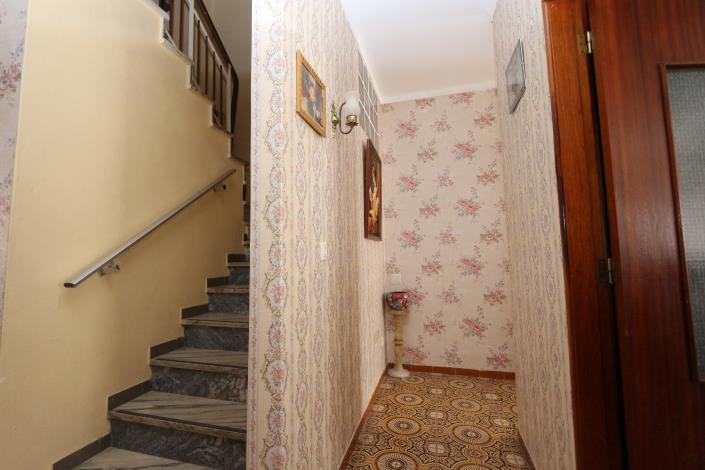 Image No.5-6 Bed House for sale