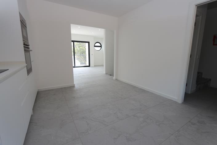 Image No.9-2 Bed Townhouse for sale