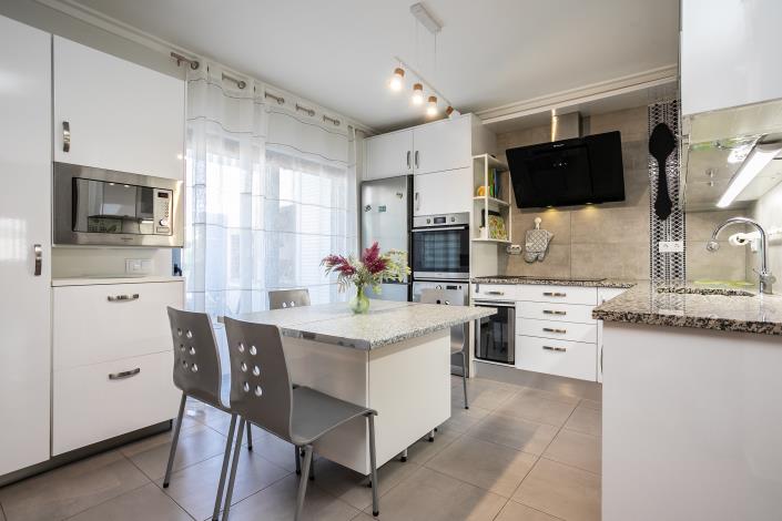 Image No.12-4 Bed Semi-Detached for sale