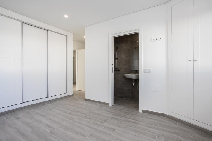 Image No.18-3 Bed Apartment for sale