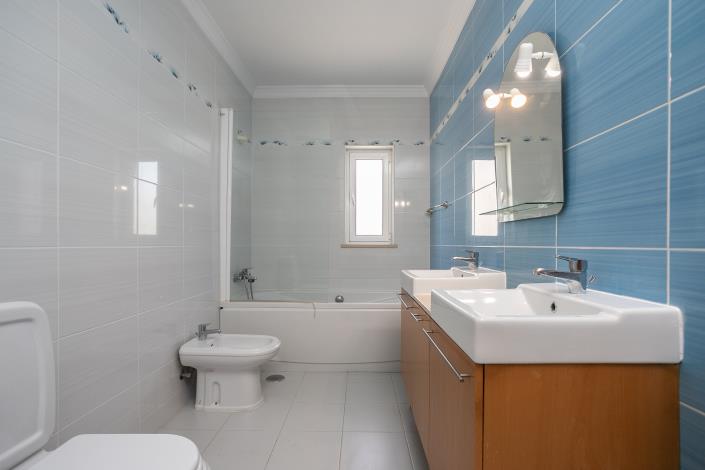 Image No.26-4 Bed Semi-Detached for sale