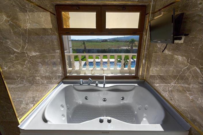 Image No.4-5 Bed House/Villa for sale