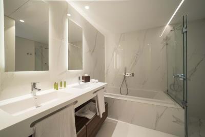 Spacious-River-View-Apartment--14-