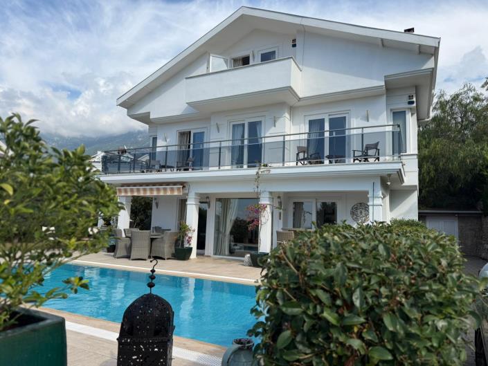 Image No.1-4 Bed Villa for sale