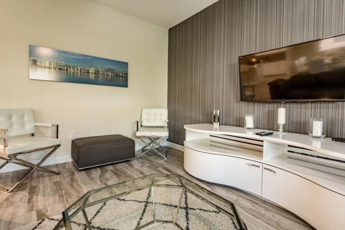 Image No.8-6 Bed House for sale