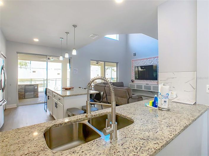 Image No.9-6 Bed House for sale