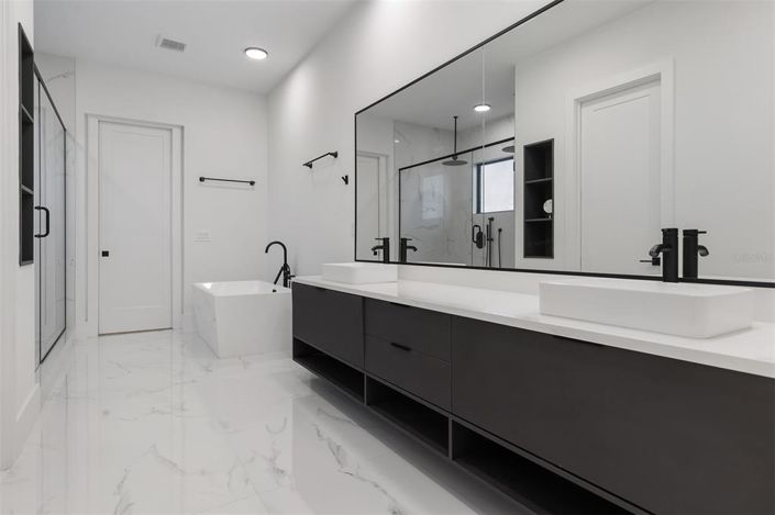 Image No.38-5 Bed House for sale