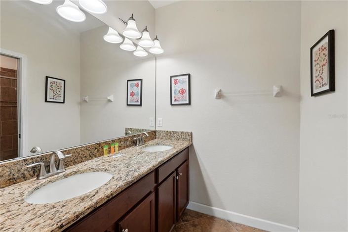 Image No.25-7 Bed House for sale