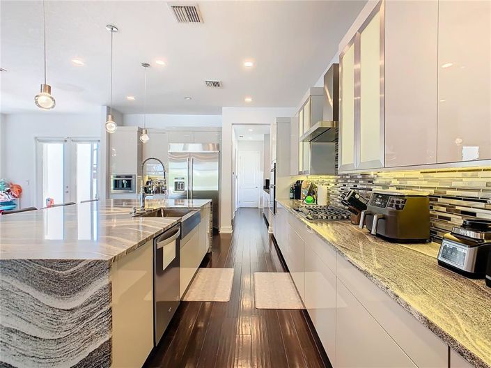 Image No.18-5 Bed House for sale