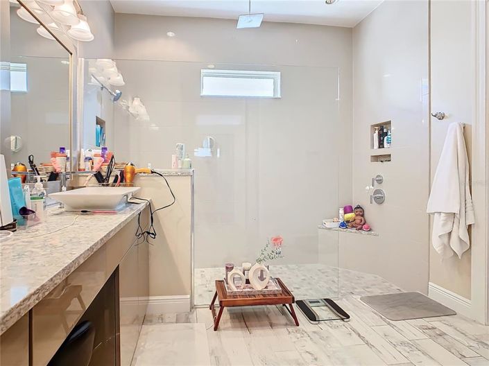 Image No.34-5 Bed House for sale