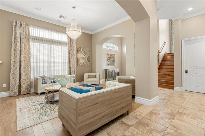 Image No.8-5 Bed House for sale