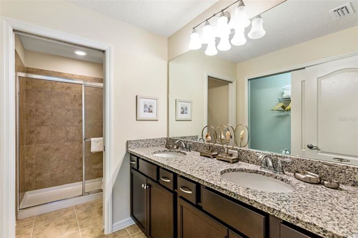 Image No.21-5 Bed Townhouse for sale