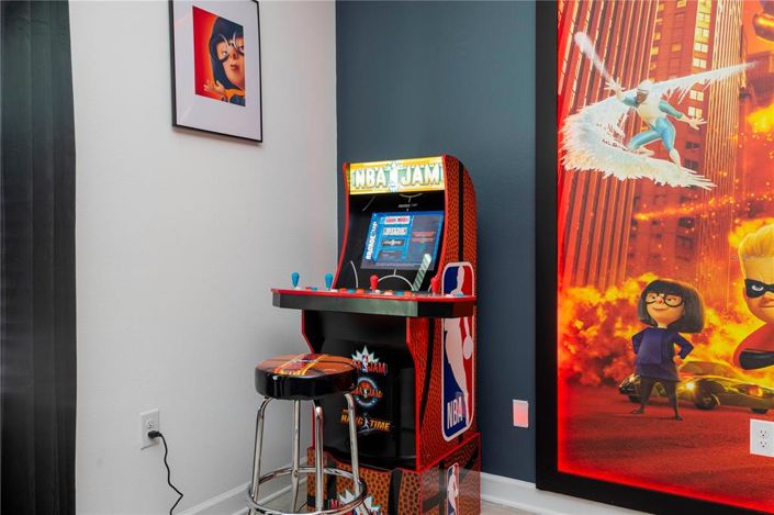 Image No.12-8 Bed Property for sale