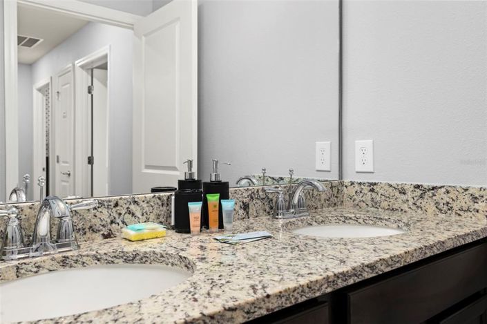 Image No.30-5 Bed Townhouse for sale