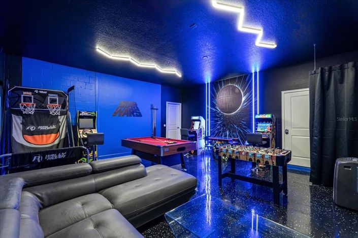 Image No.2-8 Bed Property for sale