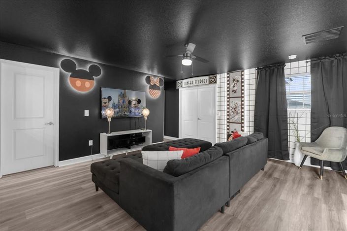 Image No.33-8 Bed Property for sale