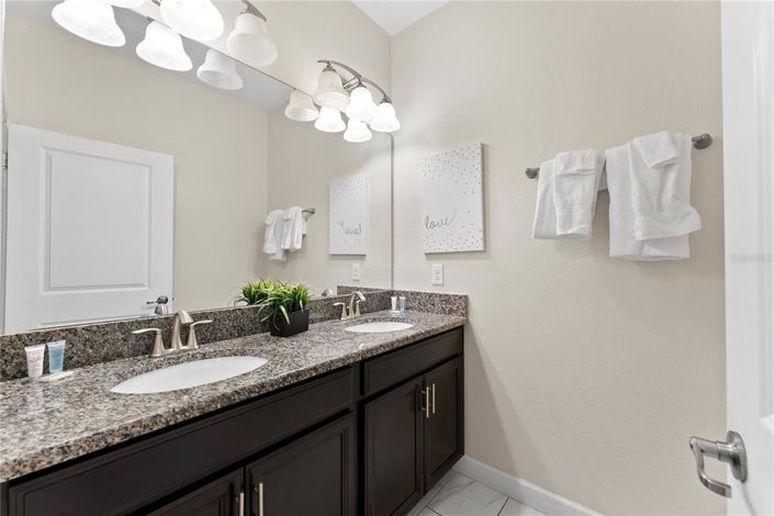 Image No.30-5 Bed Townhouse for sale