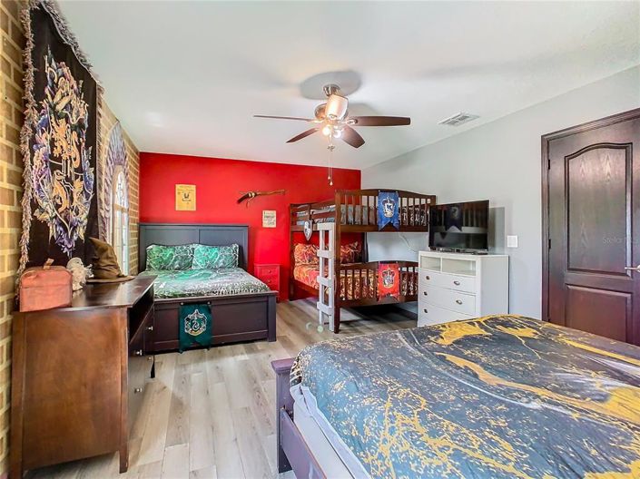 Image No.10-8 Bed Property for sale