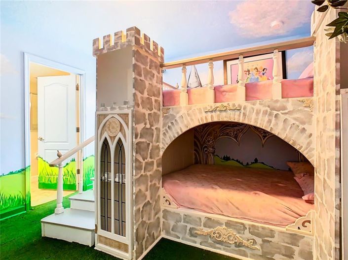 Image No.13-8 Bed Property for sale