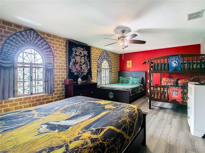 Image No.9-8 Bed Property for sale