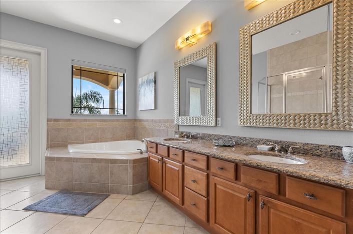 Image No.30-6 Bed House for sale