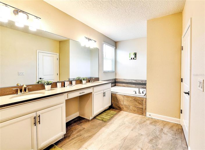 Image No.19-5 Bed House for sale