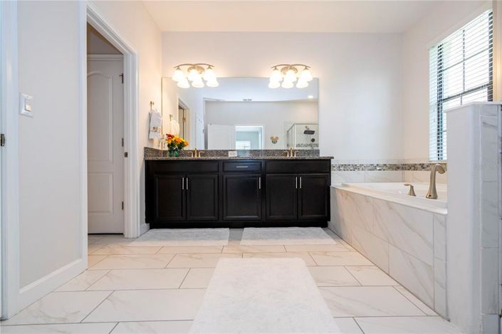 Image No.18-6 Bed Townhouse for sale