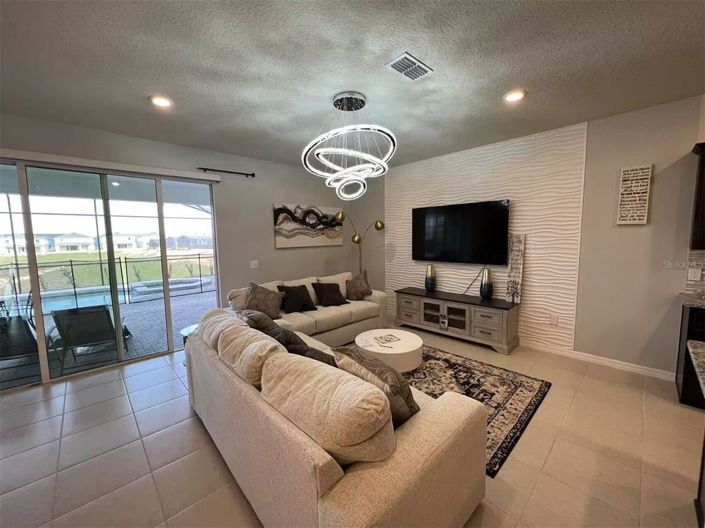 Image No.7-10 Bed House for sale