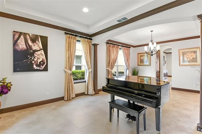 Image No.8-5 Bed House for sale