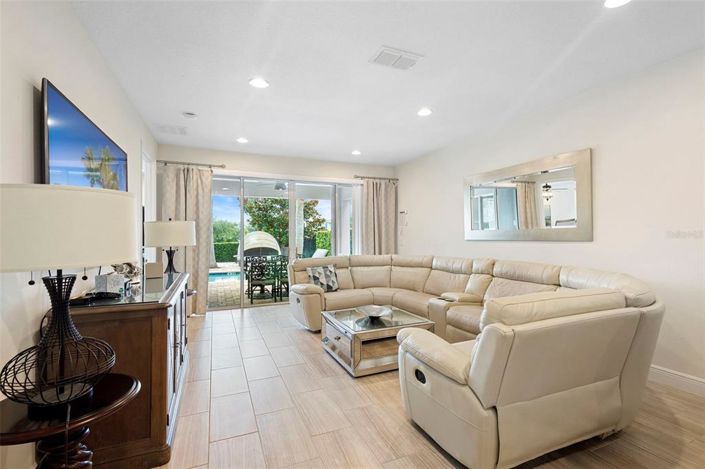 Image No.12-6 Bed House for sale