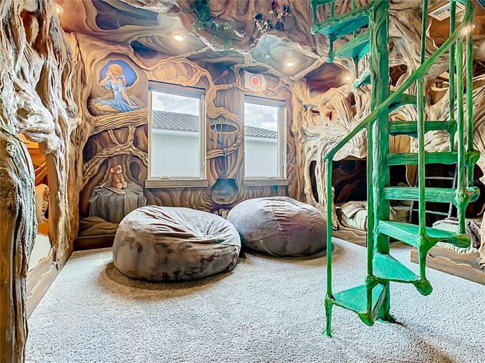 Image No.42-10 Bed House for sale