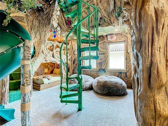 Image No.43-10 Bed House for sale