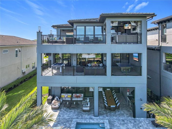 Image No.8-10 Bed House for sale