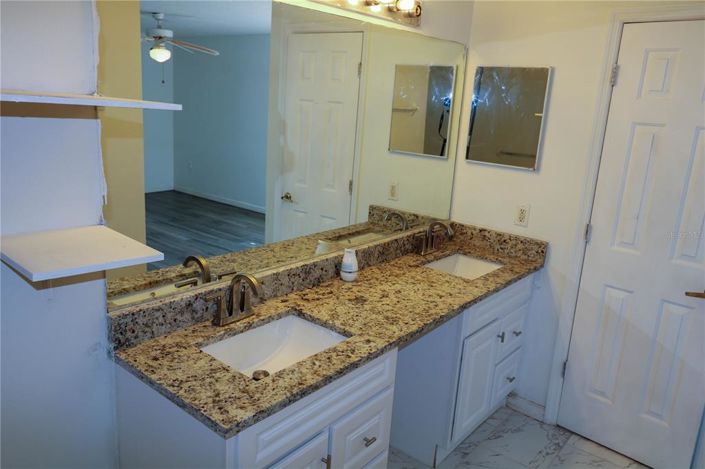 Image No.12-4 Bed Townhouse for sale