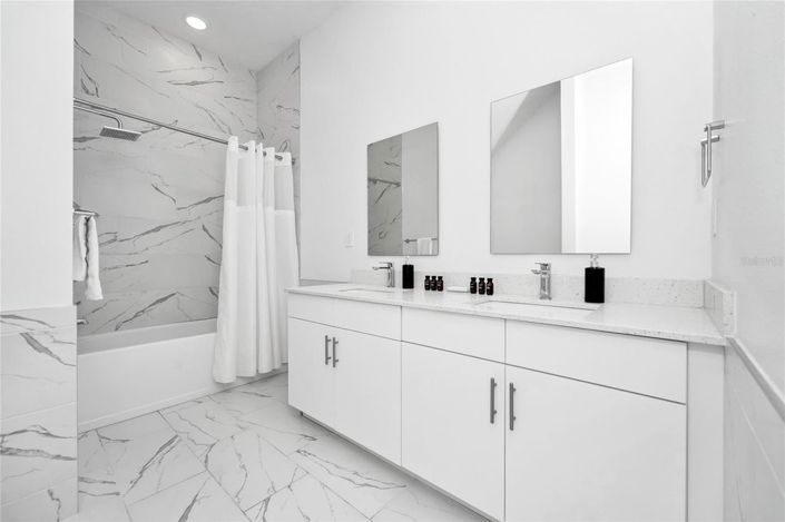 Image No.17-4 Bed Townhouse for sale