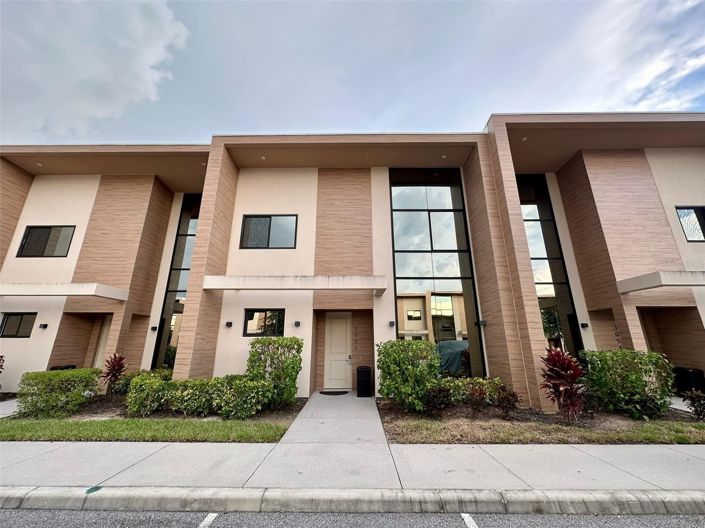 Image No.1-4 Bed Townhouse for sale