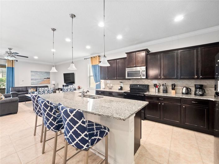 Image No.5-8 Bed House for sale