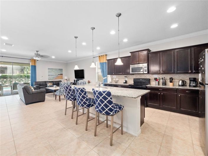 Image No.8-8 Bed House for sale