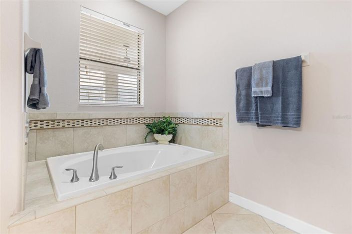 Image No.25-8 Bed House for sale