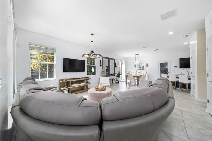 Image No.7-5 Bed Townhouse for sale