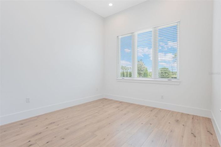 Image No.25-5 Bed House for sale