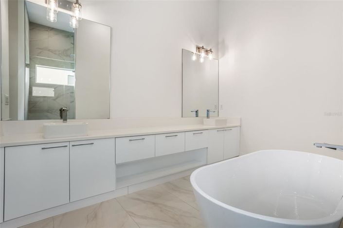 Image No.43-5 Bed House for sale