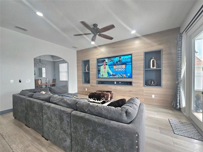 Image No.17-5 Bed House for sale