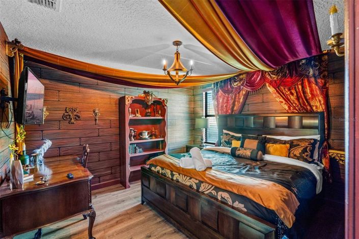 Image No.18-9 Bed House for sale