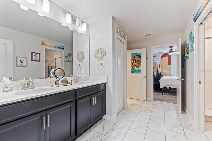 Image No.28-8 Bed Property for sale