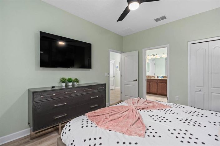 Image No.20-8 Bed Property for sale