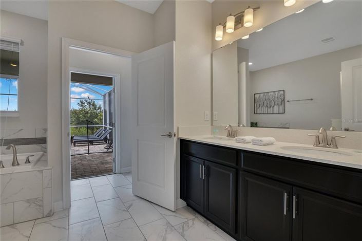 Image No.17-8 Bed House for sale