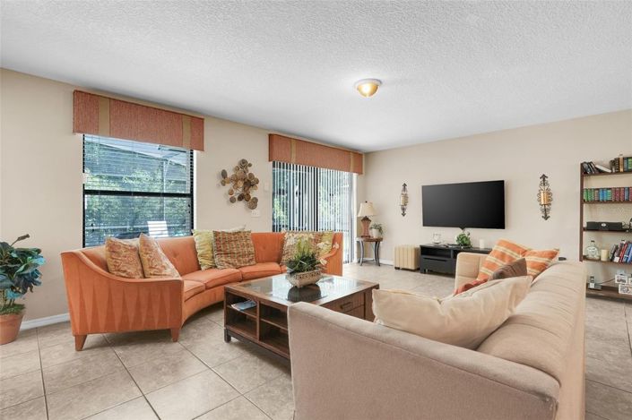 Image No.12-6 Bed House for sale